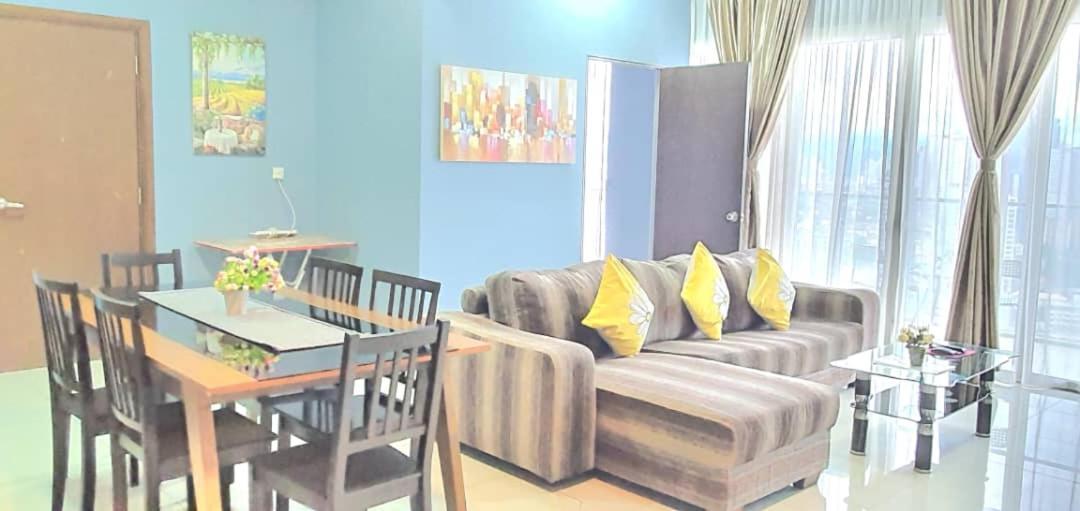 Regalia Suites With Infinity Pool Klcc By Staycation Homes كوالالمبور المظهر الخارجي الصورة