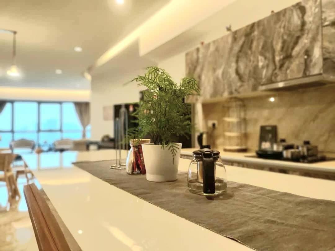 Regalia Suites With Infinity Pool Klcc By Staycation Homes كوالالمبور المظهر الخارجي الصورة