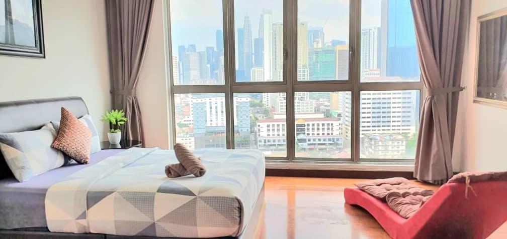Regalia Suites With Infinity Pool Klcc By Staycation Homes كوالالمبور المظهر الخارجي الصورة